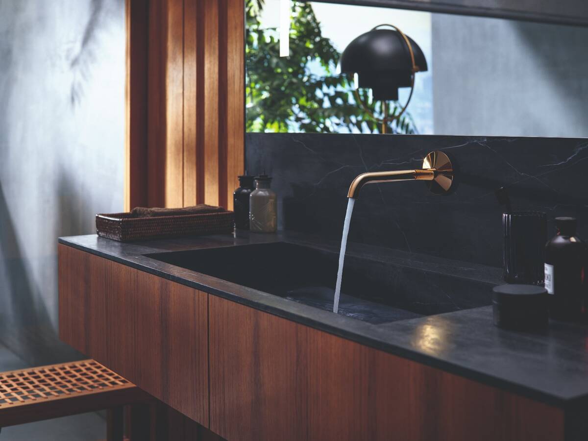 AXOR One wandmengkraan bij de wastafel in Polished Gold Optic.