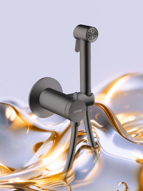 Bidette Shower in Brushed Black Chrome inszeniert auf goldenem Wasser