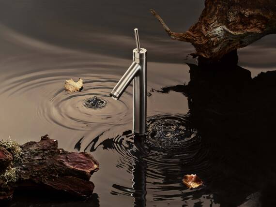 Mitigeur AXOR Starck plongé dans un décor évoquant la nature.