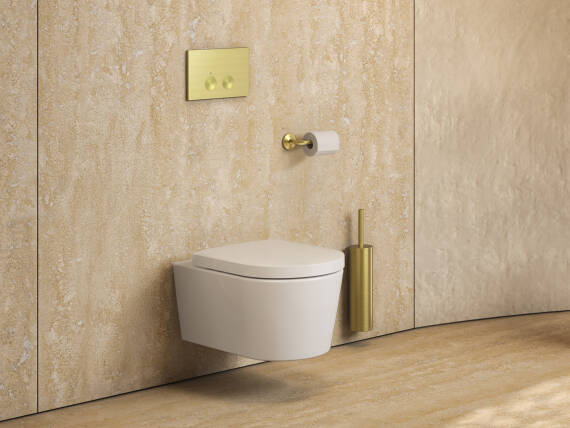 Baderom med en veggmontert hvit EluPura S AquaHelix Flush-toalett med AXOR FlushPlate og med AXOR Universal Circular Accessories i børstet messing optikk.