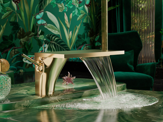 シュルレアリスティックな作品とアクサーマソー (ポリッシュドゴールド仕上げ)