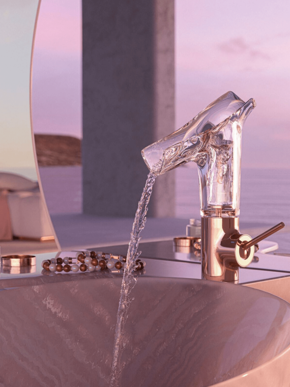 幻想的な空間に設置された、アクサースタルク V 水栓 (ポリッシュドゴールド仕上げ)