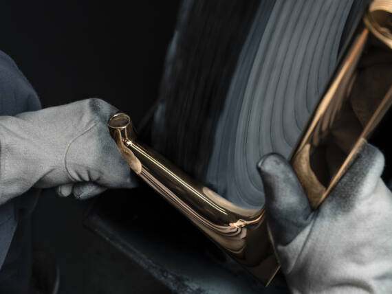 Nahaufnahme von Händen, die eine AXOR Citterio E Waschtischarmatur halten und bearbeiten.