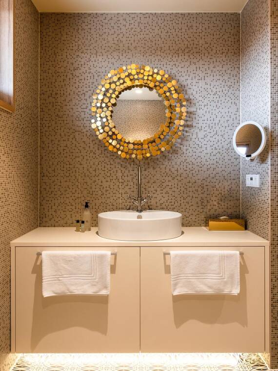With its oriental ornaments and accessories, the Marrakech Suite looks like a chamber from the Arabian Nights. With its oriental ornaments and accessories, the Marrakech Suite looks like a chamber from the Arabian Nights.