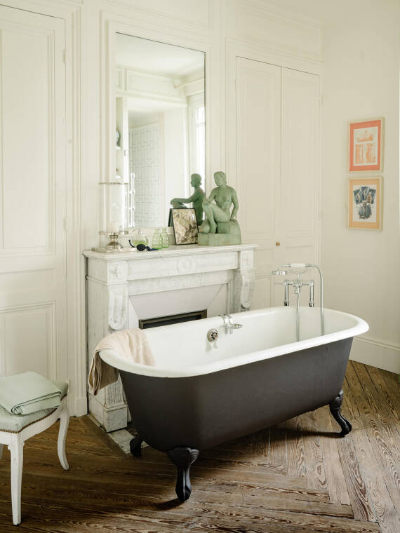 Una rubinetteria vasca a pavimento AXOR Montreux nel bagno