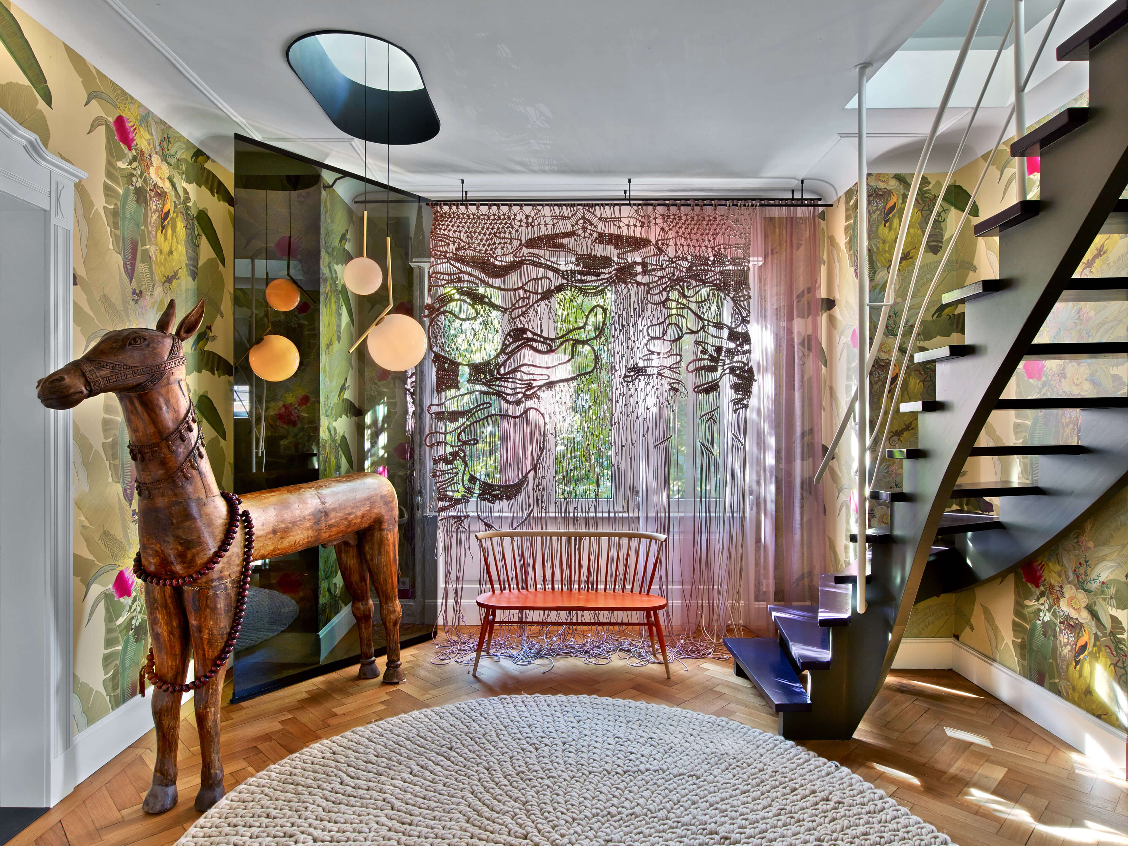 Hall d’entrée de la Maisonette P155 avec un cheval de bois en taille réelle.