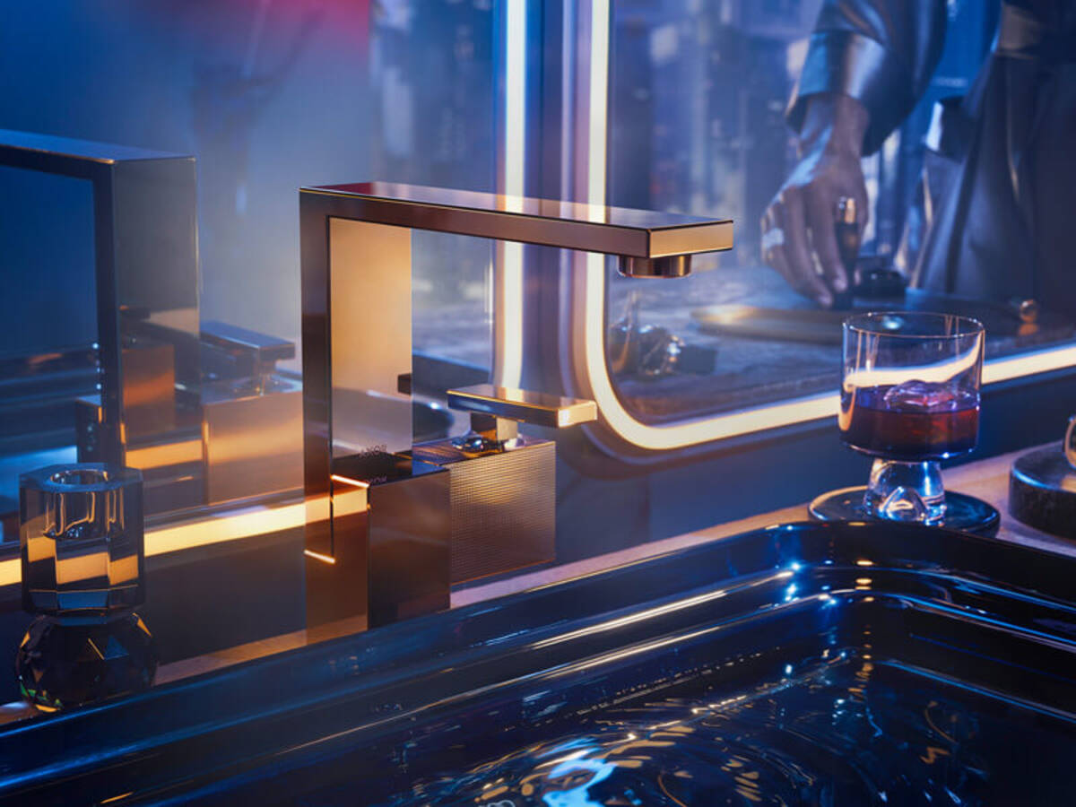 Zbliżenie na baterię umywalkową AXOR Edge w wariancie powierzchni złoty optyczny polerowany.