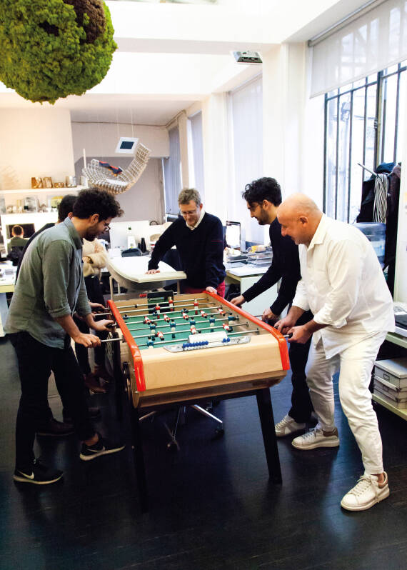 Jean-Marie Massaud und sein Team spielen Tischkicker. Jean-Marie Massaud und sein Team spielen Tischkicker.