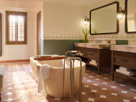 Bañera independiente con grifería AXOR Montreux en níquel cepillado