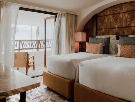 Elegante habitación del Belmond Maroma con vista del balcón