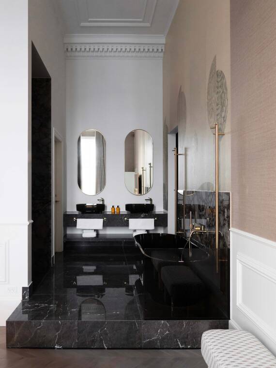 Baderommet i Hilliger Master Suite med sort marmorgulv