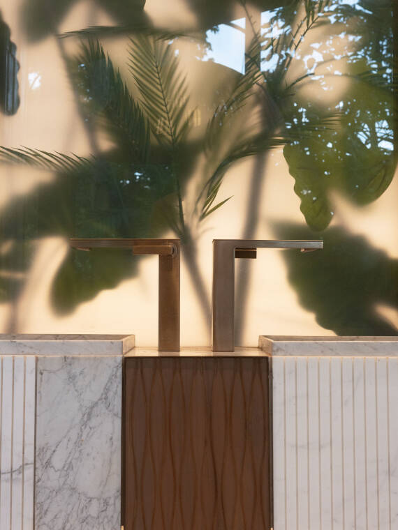 Zwei AXOR MYEDITION Einhebel-Waschtischmischer in Brushed Bronze