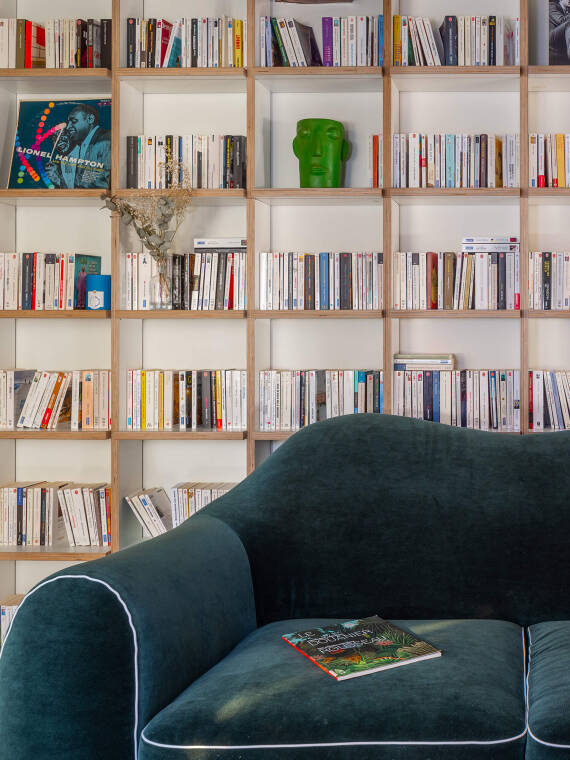 Hauptsuite L’Arrache-Coeur mit Bücherregalen und gesimsten Wänden Hauptsuite L’Arrache-Coeur mit Bücherregalen und gesimsten Wänden