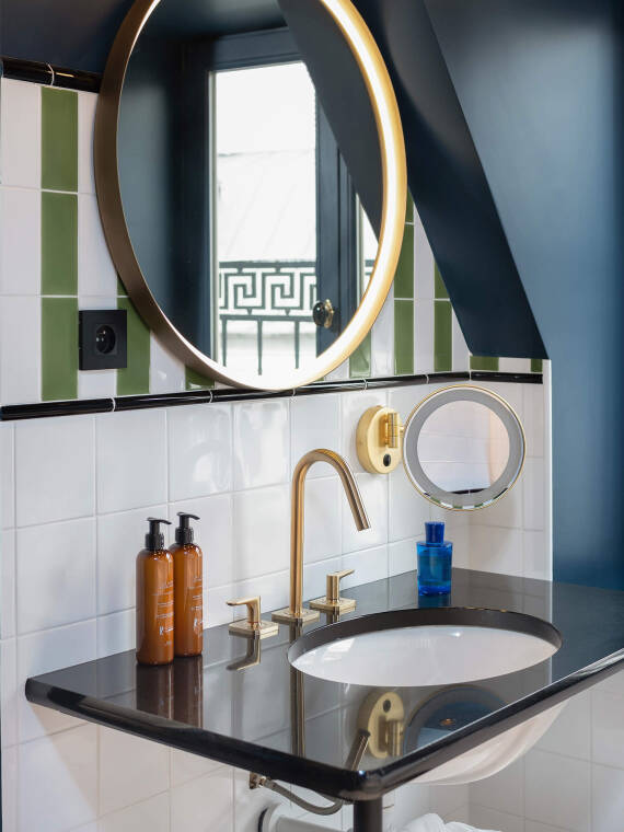 Badezimmer im Chouchou Hotel Paris mit AXOR Citterio M Wasserhähnen in Brushed Bronze FinishPlus Oberfläche Badezimmer im Chouchou Hotel Paris mit AXOR Citterio M Wasserhähnen in Brushed Bronze FinishPlus Oberfläche
