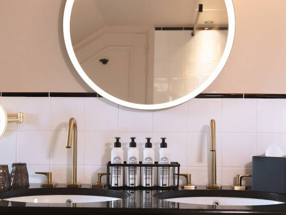 Detailaufnahme von zwei AXOR Citterio M Waschtischmischern in Brushed Bronze FinishPlus Oberfläche Detailaufnahme von zwei AXOR Citterio M Waschtischmischern in Brushed Bronze FinishPlus Oberfläche