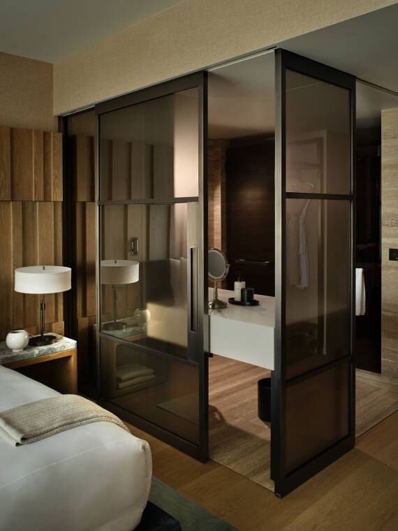 Blick in das Badezimmer eines Zimmers im Conrad Hotel.