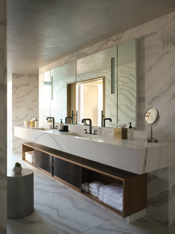 Badezimmer eines Zimmers im Conrad Hotel.