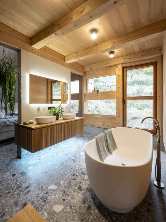 Un baño de Gründlehof equipado con una grifería de lavabo AXOR One en platino mate