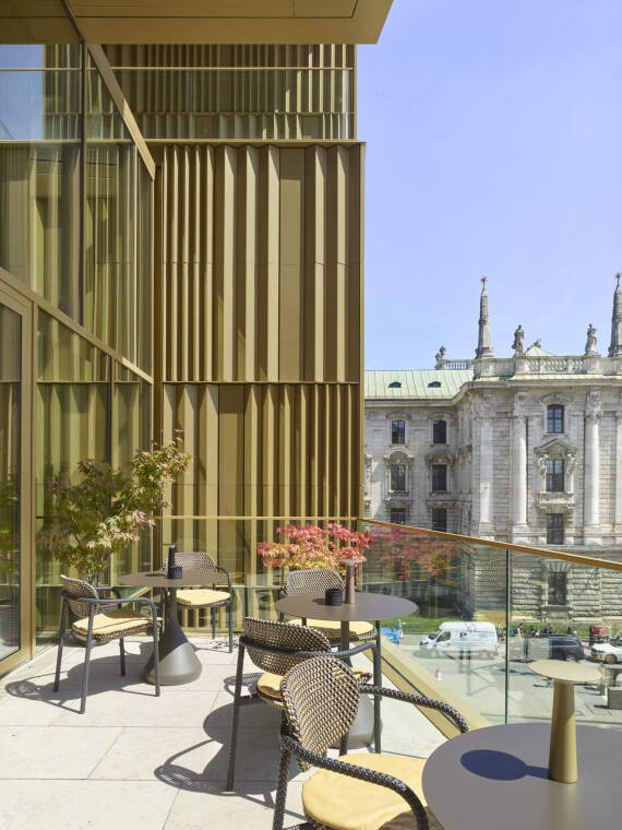 Terraza del bar diurno «The Gold» en el Königshof de Múnich