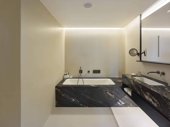 Baño del Königshof de Múnich con grifos AXOR One en acabado cromo negro cepillado de la gama FinishPlus