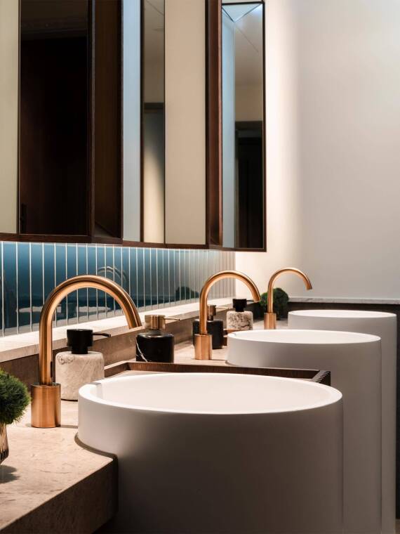 Guest toilets in Rosewood Munich with AXOR Uno in Brushed Bronze - eclecticism in the bathroom Guest toilets in Rosewood Munich with AXOR Uno in Brushed Bronze - eclecticism in the bathroom