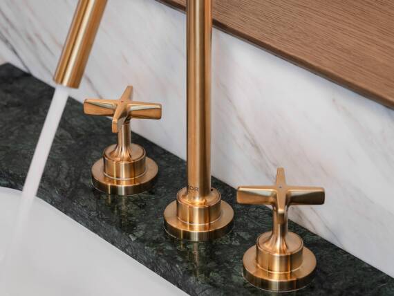 Temperature markings as elegant pin drops are another AXOR Signature application on this product. Temperature markings as elegant pin drops are another AXOR Signature application on this product.