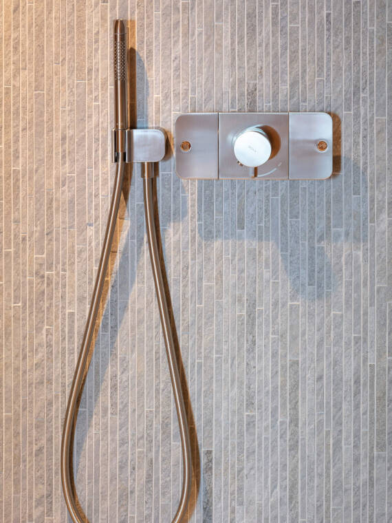 Stainless steel-look showers and innovative thermostats from the AXOR One collection Stainless steel-look showers and innovative thermostats from the AXOR One collection