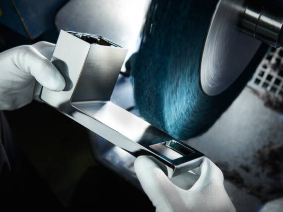 Cleaning of an AXOR faucet component Cleaning of an AXOR faucet component