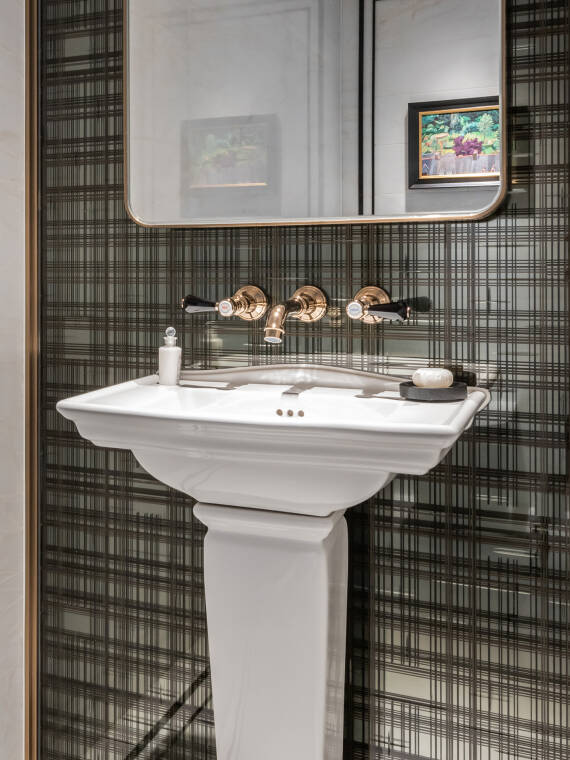 The hotel Londoner Macau’s bathroom, with AXOR Montreux in Polished Gold Optic and custom made handles carved from resplendent black-crystal. The hotel Londoner Macau’s bathroom, with AXOR Montreux in Polished Gold Optic and custom made handles carved from resplendent black-crystal.