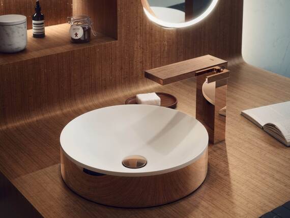 Ein modernes Badezimmer mit einem AXOR Suite Waschbecken und AXOR MyEdition mit Color Match Design in Polished Red Gold. Ein modernes Badezimmer mit einem AXOR Suite Waschbecken und AXOR MyEdition mit Color Match Design in Polished Red Gold.