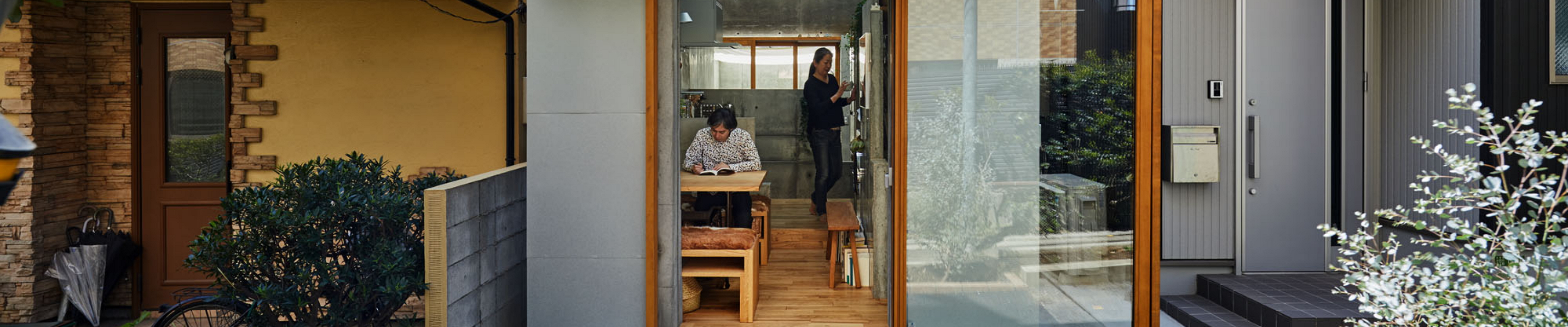 La façade avant de la Love2 House, une tiny house à Tokyo.