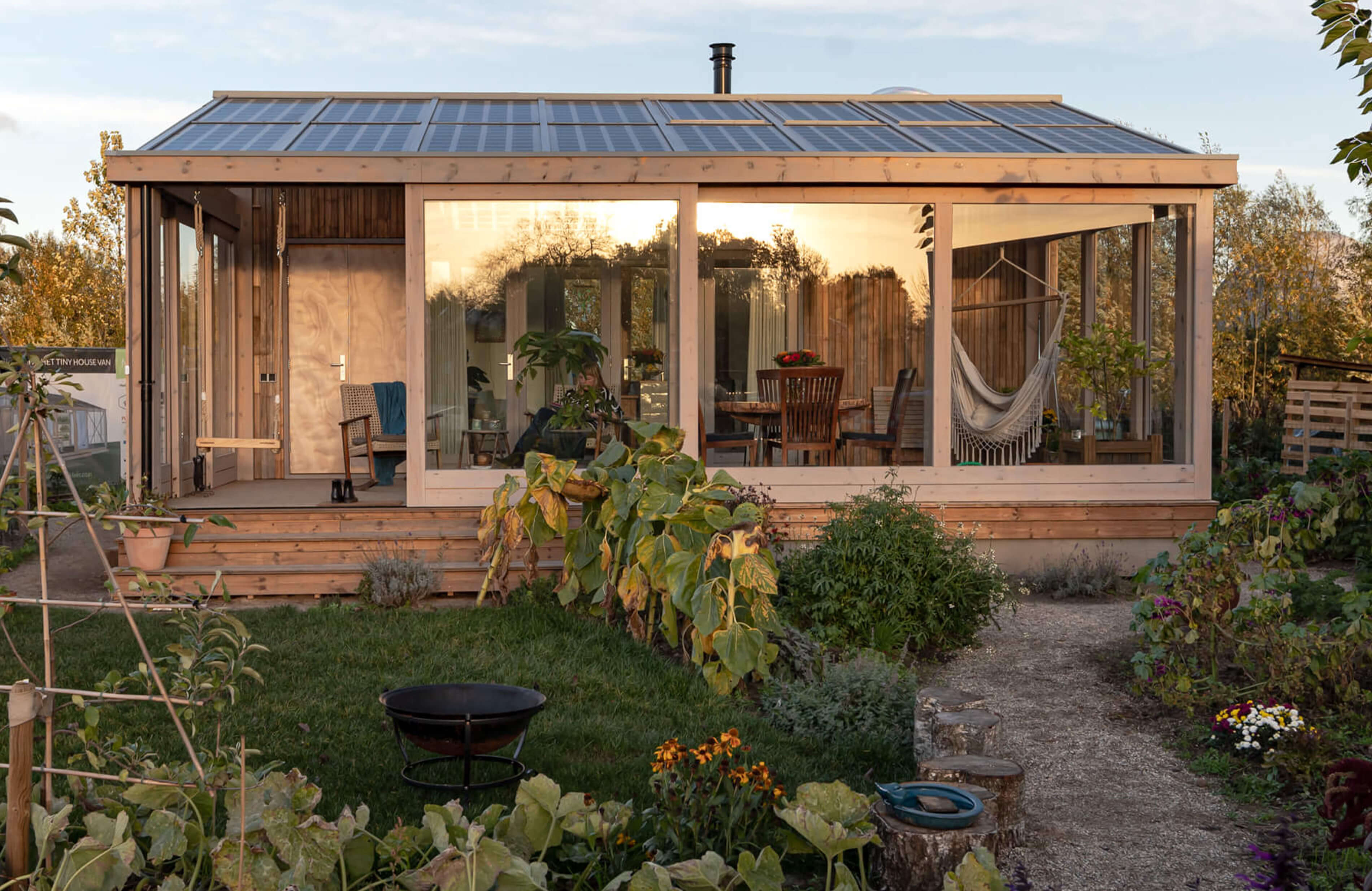 Tiny House har et romslig baderom fullt av lys og farger.