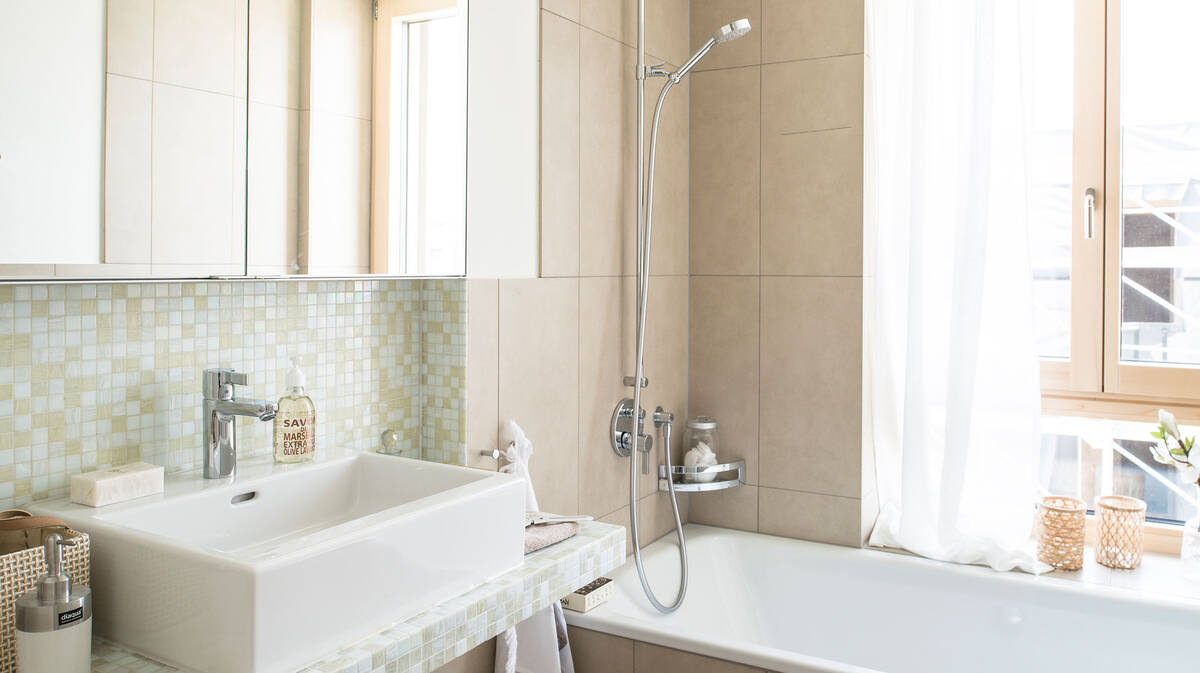 Modernisation de la salle de bain avec de nouveaux robinets et douches. Modernisation de la salle de bain avec de nouveaux robinets et douches.