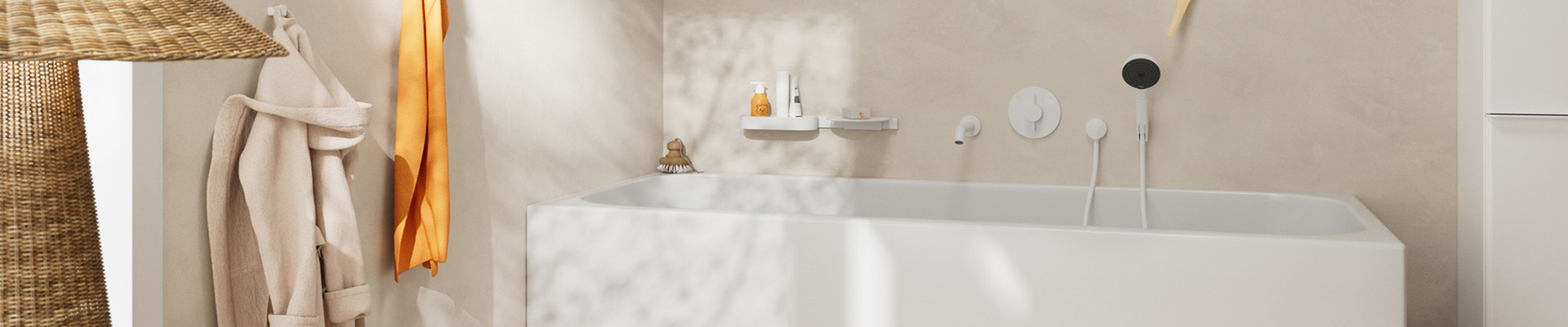 Area vasca con rubinetterie e accessori in bianco opaco.