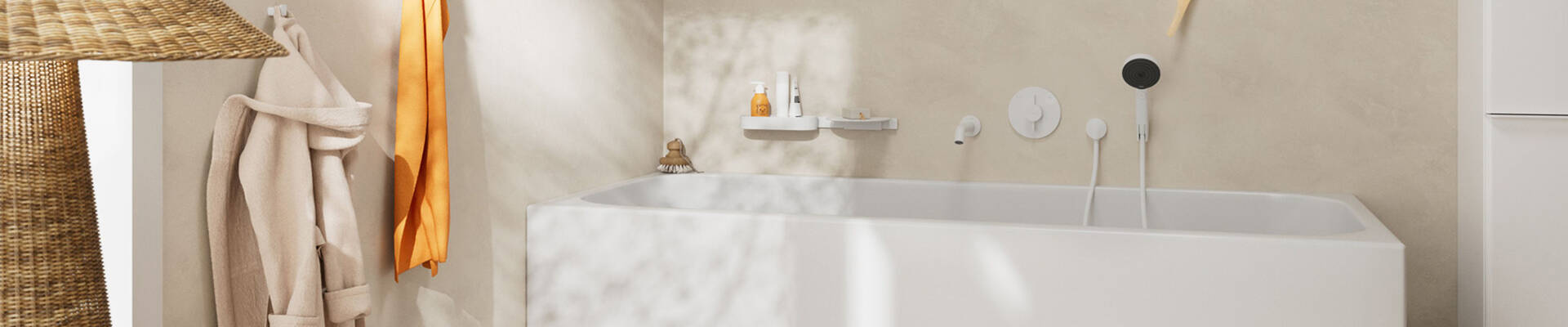 Wannenbereich mit mattweißen Armaturen und Accessoires.