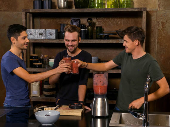Team BORA-hansgrohe mit Smoothies in der Küche.