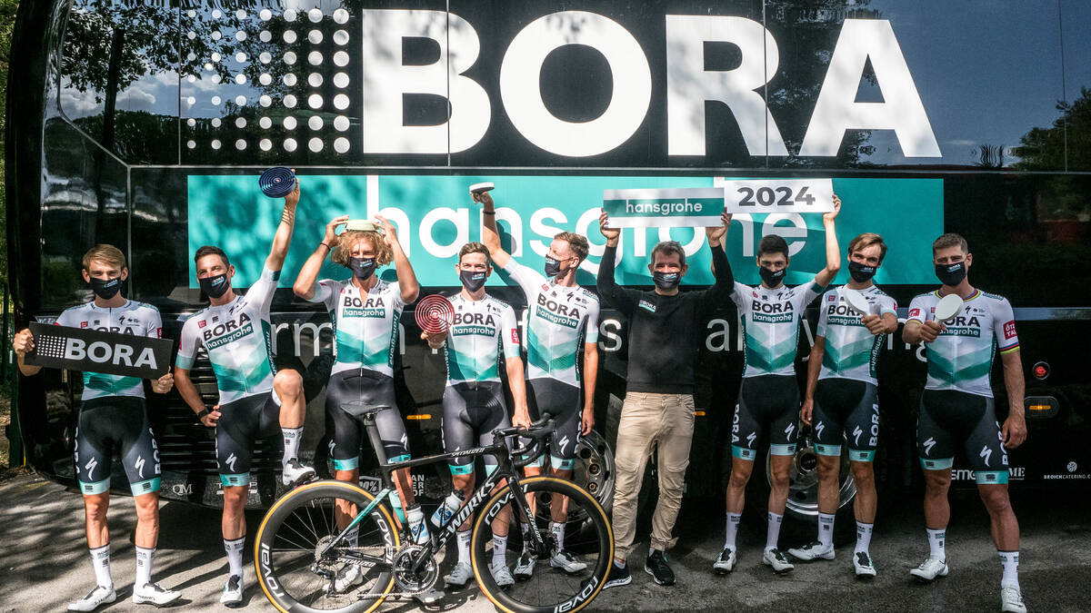 Radprofis BORA-hansgrohe mit Trainer Ralph Denk.