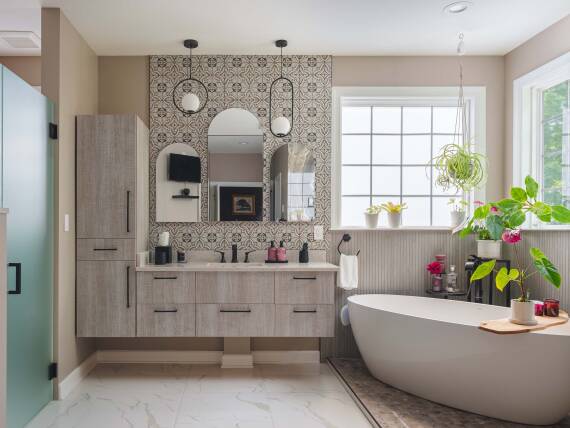 Salle de bains moderne avec crédence à motifs et baignoire.