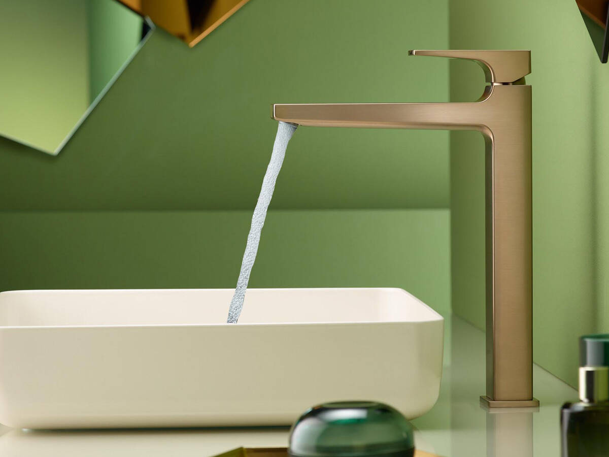 Mezclador en bronce mate cepillado, lavabo blanco.