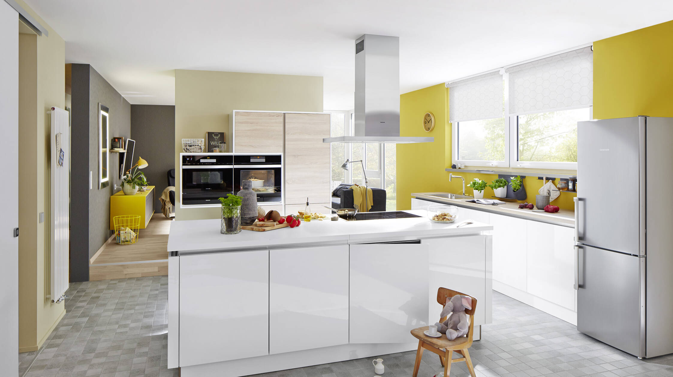 Touches de couleur dans une cuisine familiale moderne.