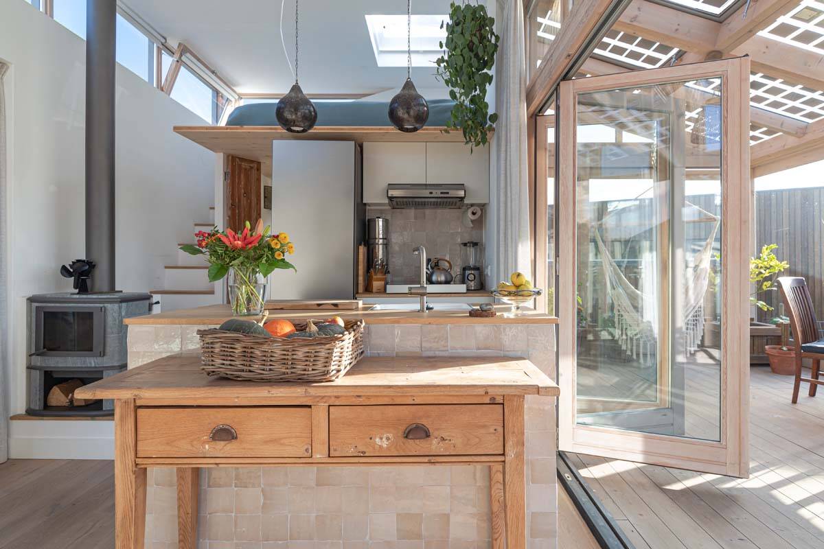 Waterbesparende keukenkraan in het Tiny Hous van Marjolein in het klein