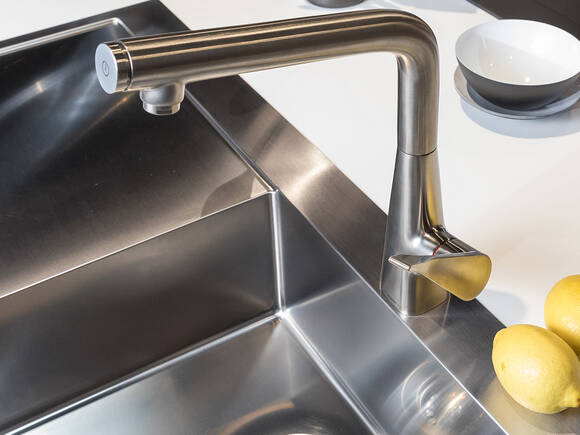 https://assets.hansgrohe.com/celum/web/cleaning-kitchen-mixer_workflow_step5_4x3.jpg?format=HBW39