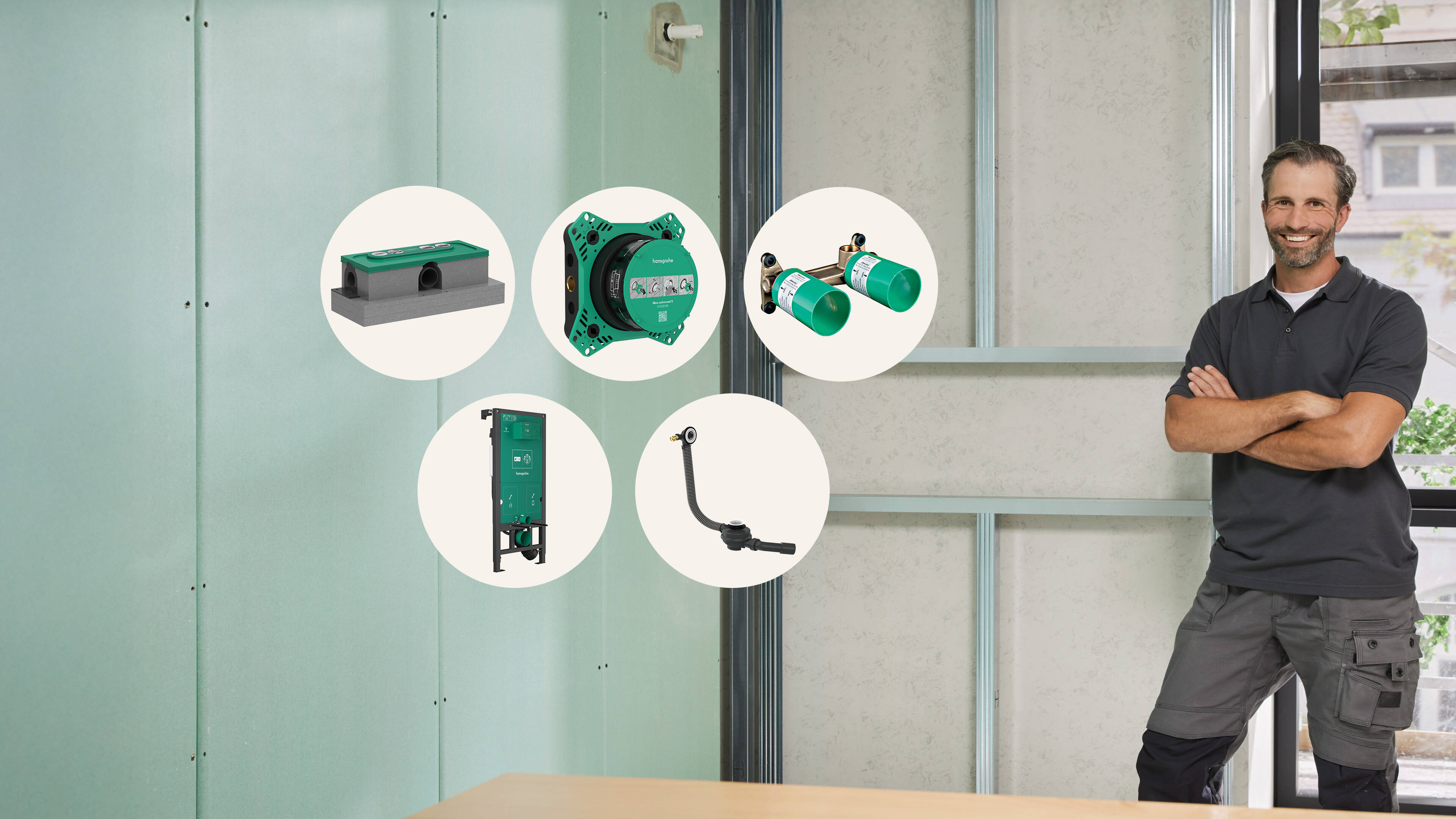 Sanitairinstallateur op de bouwplaats met de iBox universal 2.