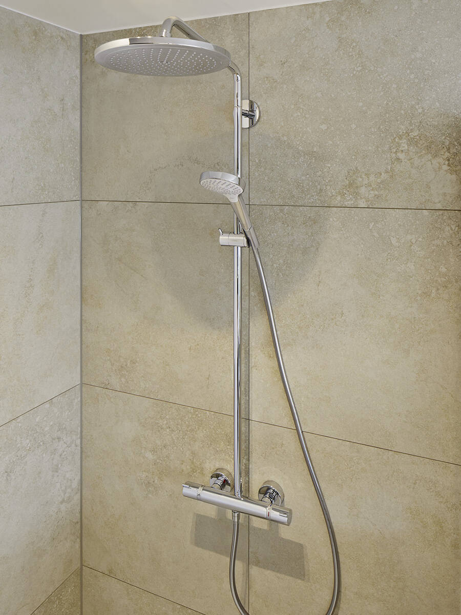 Modernes Duschsystem im Komfortbad.