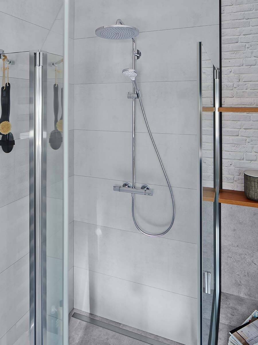 Elegant douchesysteem met grote hoofddouche en handdouche.