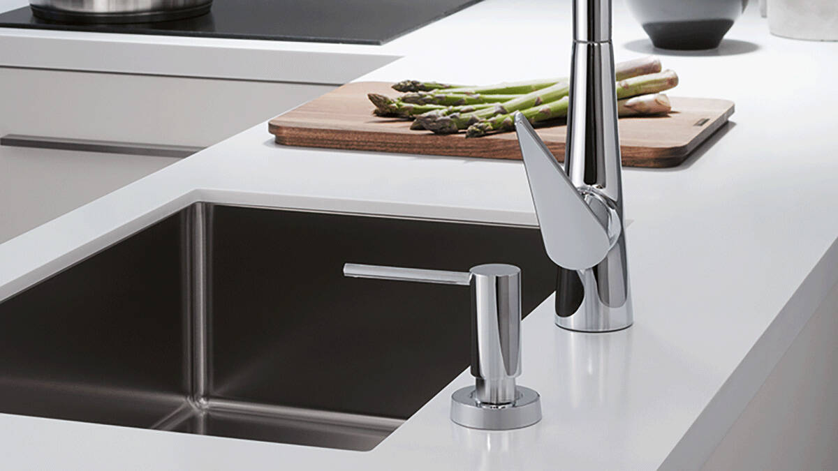 Nachhaltiges Küchenzubehör: integrierter Spülmittelspender.