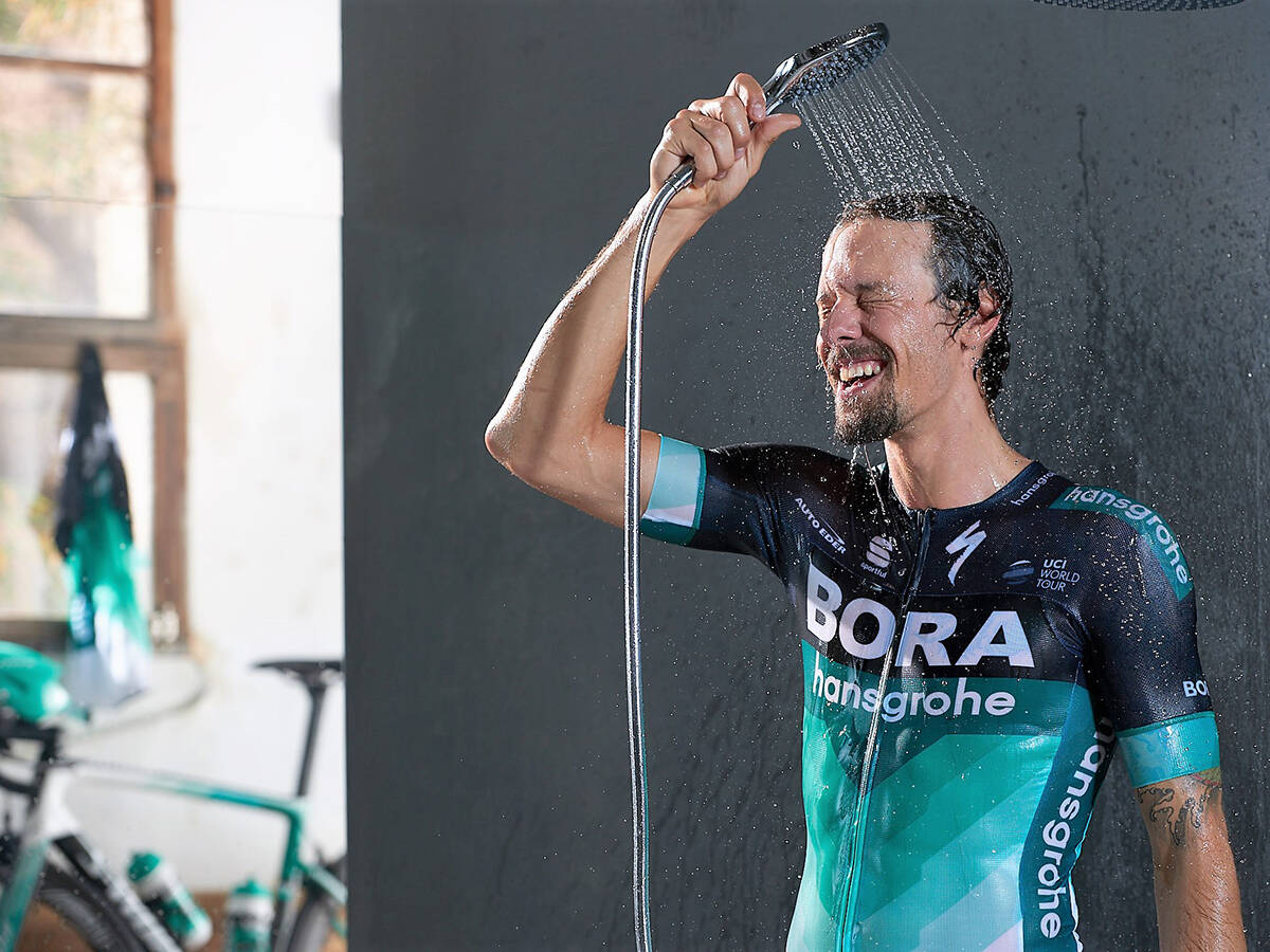 Daniel Oss erfrischt sich mit hansgrohe.