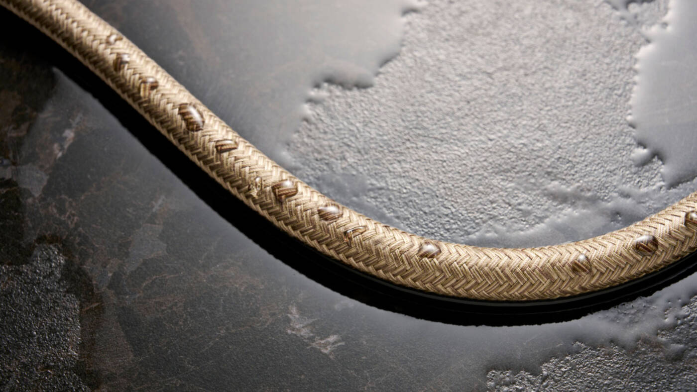 Shower hose braid in detail, water-repellent.