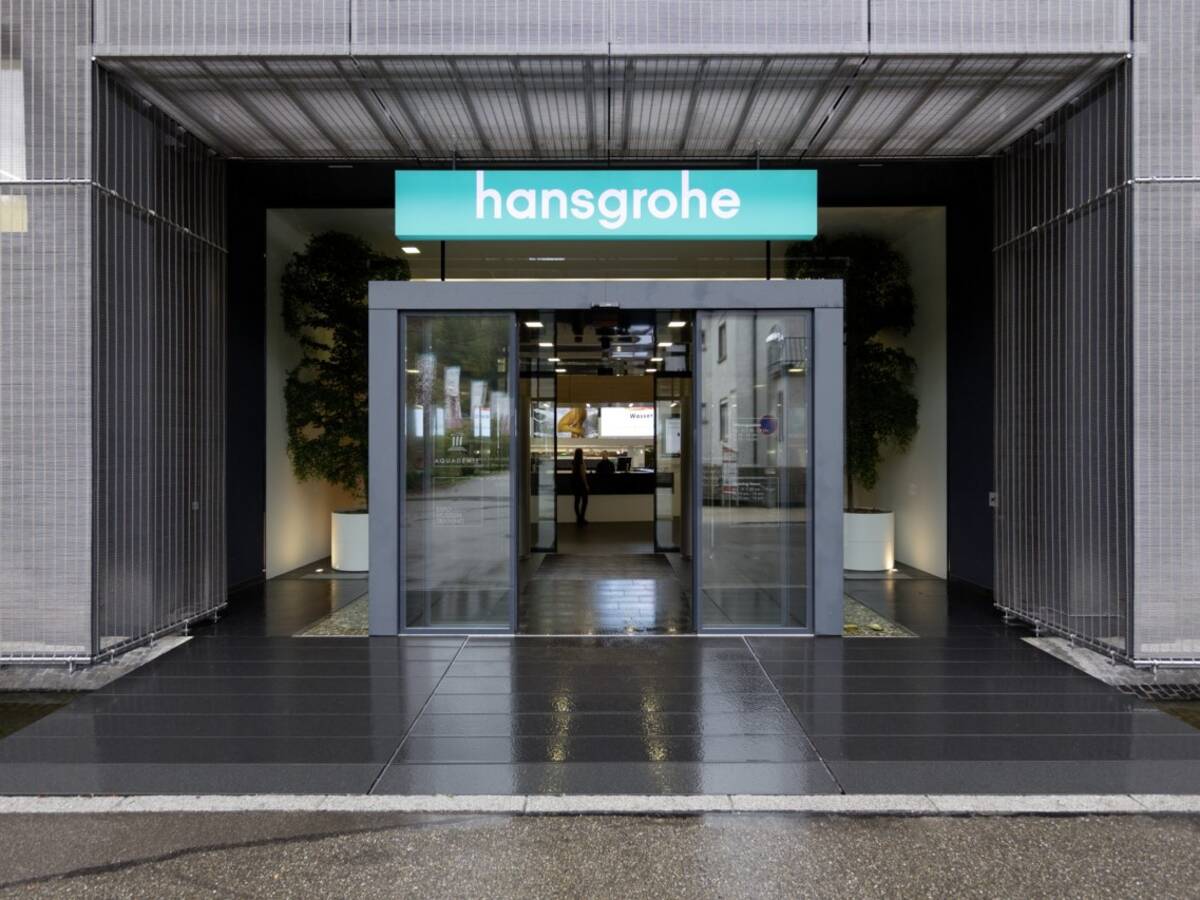 Udstilling med badprodukter, brusere og armaturer på hansgrohes hovedkontor i Tyskland