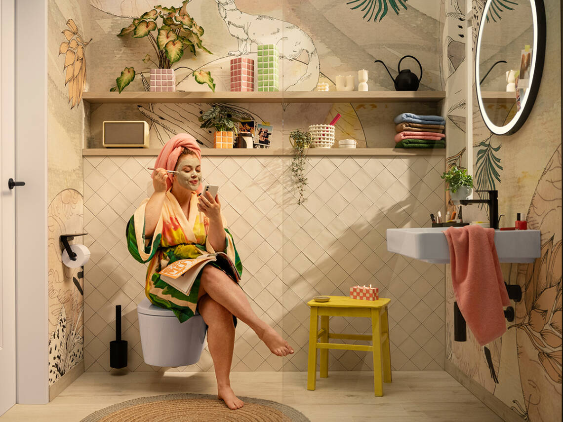 Frau bei ihrer Pflegeroutine im Bad.